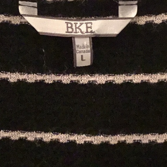 Buckle BKE Striped Top V-Neck LARGE NWOT - Picture 6 of 8